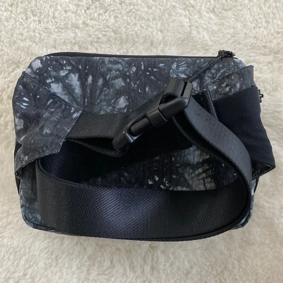 lululemon black clean lines belt bag Everywhere Bag, (LU9B78S) : Sports & Outdoors Clean Lines belt bag =